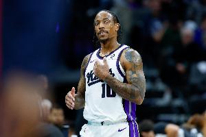 中投老头子！德罗赞上半场14中7得17分4板2助1断 三分4中2