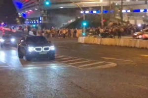 开心！赫伊森父子鸣笛与皇马球迷互动，庆祝国家德比取胜