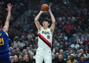 没把握住！杨瀚森连续第二个空位三分磕前筐没打进！