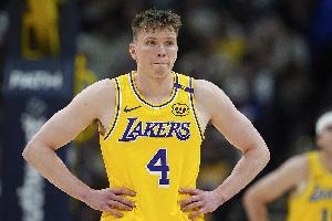 不会运球？克内克特遭遇贴防慌乱出球直接传出界外