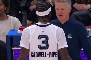 很聪明！库明加大回环造成波普犯规 科尔笑呵呵跟波普聊天