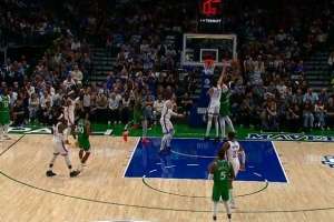 可惜！浓眉篮下接球力压切特单臂暴扣 但24秒违例在先