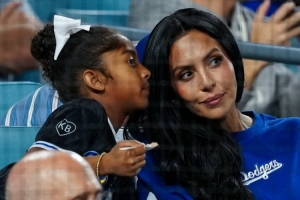 可惜主队道奇输球！瓦妮莎带着女儿观看MLB世界大赛G4